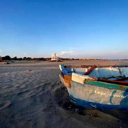 Emplacement Exceptionnel Et Rare Sur La Plage! *